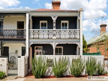 A Beautifully Renovated Terrace in a Prime Lifestyle Location