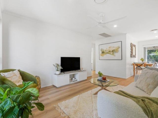 A BEAUTIFULLY RENOVATED DUPLEX WITH SPACE, STYLE AND SOPHISTICATION!