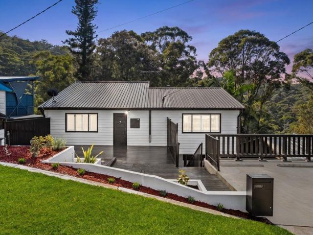 A Beautifully Renovated Home Among The Canopies