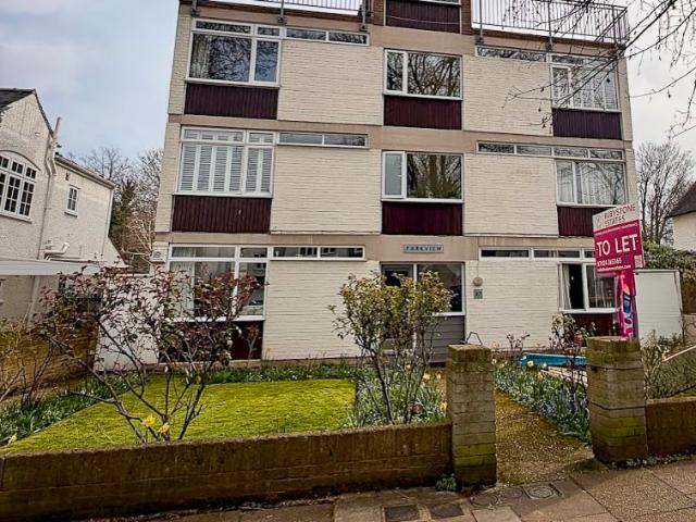 A beautifully situated top floor apartment to rent in Chiswick