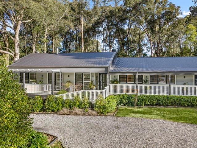A Beautifully Transformed Country Retreat on 1.5 Acres