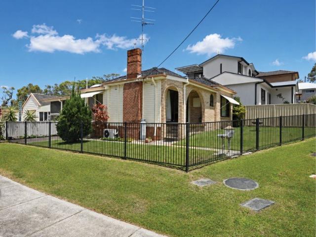 A Belmont North Classic with Room to Grow