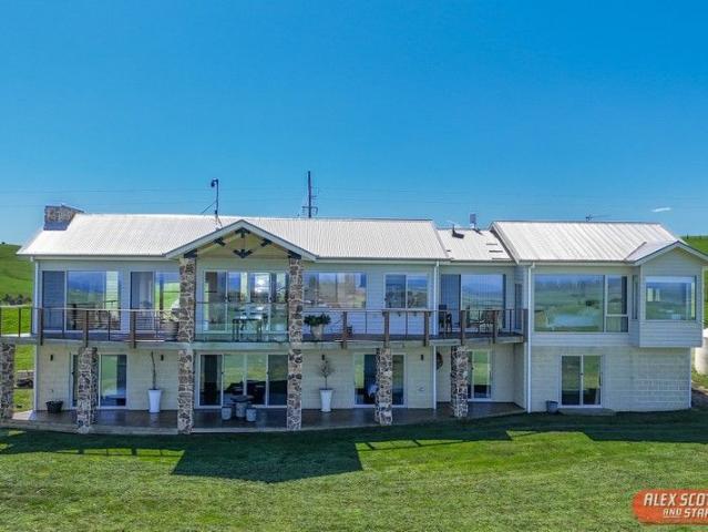 A Bespoke Hilltop Estate with Breathtaking 180° Views