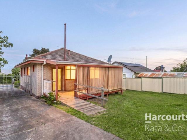 A BIG BACKYARD, SPACIOUS BEDROOMS & ENDLESS POTENTIAL!