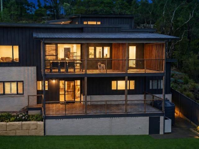A Big Beautiful State of the Art Modern Home Separate 2 Bed Airbnb Income. Giant 3 Level Backyard, Children Delight