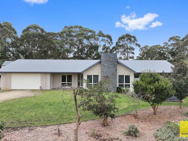 A blue chip lifestyle residence with a front row seat to Foster Golf Course