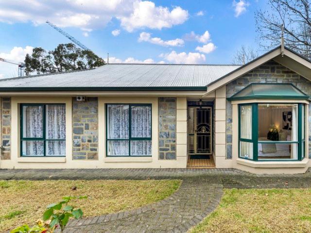 A Blue Ribbon Inner East Base with Lifestyle Brilliance in Every Direction