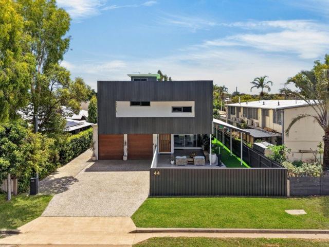 A Bold Architectural Statement, Moments from the Shoreline