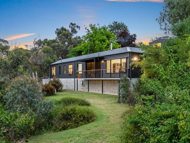 A Bold Bushland Escape with a Lighter Footprint and a Long View