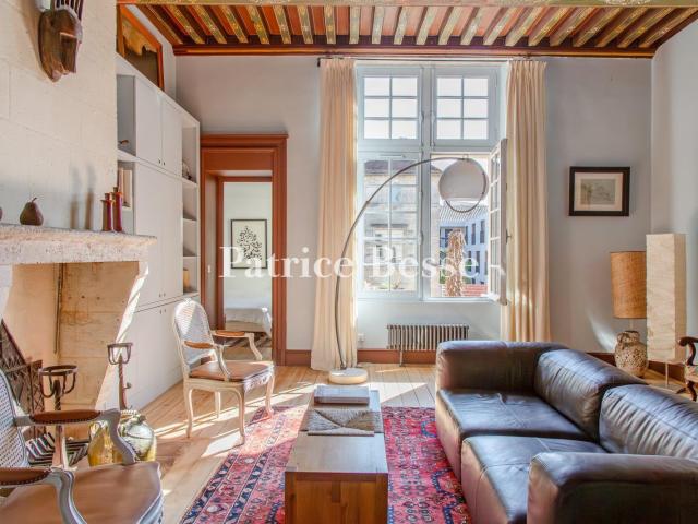 À Bordeaux, à quelques pas de la Grosse cloche, dans un imme. 76m² Bordeaux
