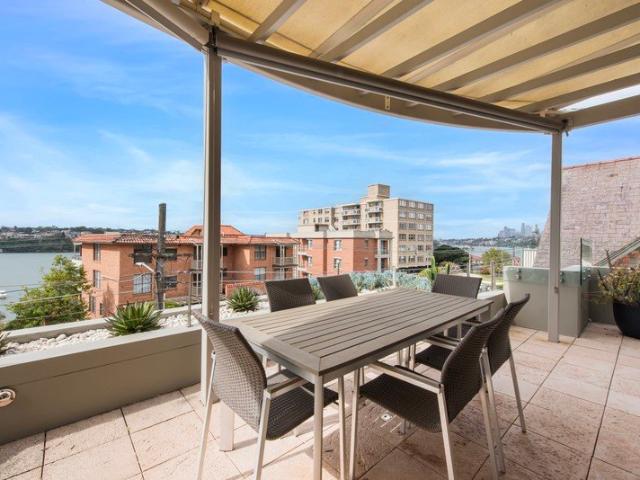 A boutique garden apartment with northerly harbour views