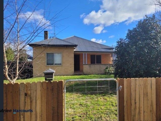 A Braidwood classic in a great location!