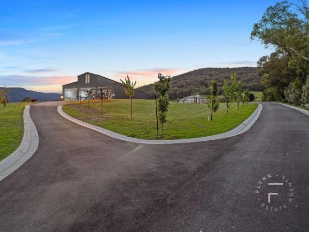 A BREATHTAKING YARRA VALLEY ESTATE OF MODERN LUXURY & COUNTRY CHARM