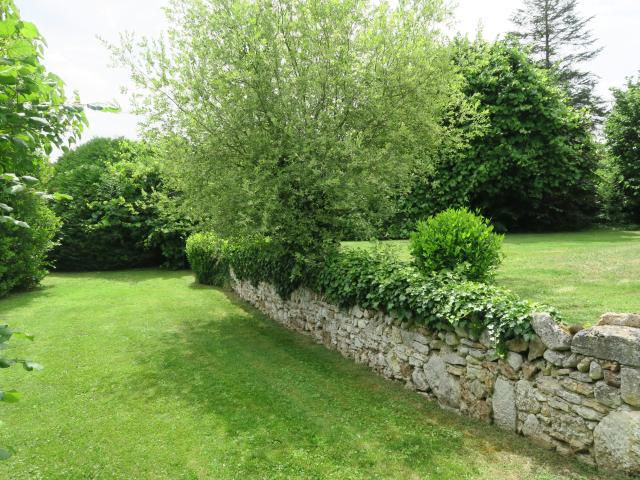 A BREVAL 78980 Adorable maison en pierre F3/4 de 96 m2 sur un terrain de 1253 m2