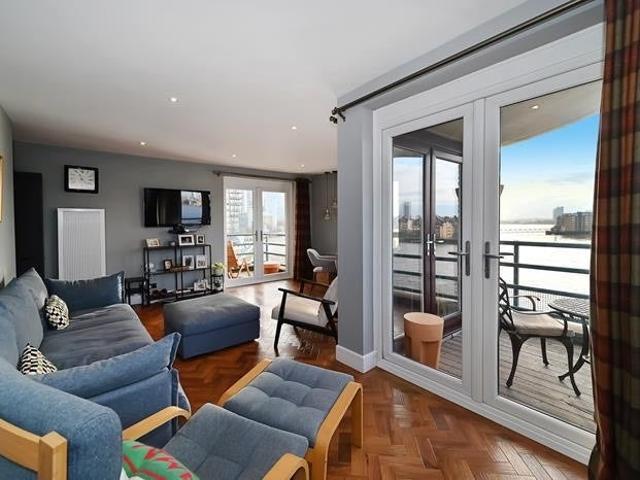 A bright 2 bed. Amazing views of City and Canary!