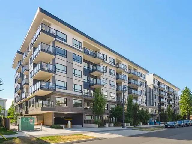 A Bright 2 Bedroom 2 Bathroom home with 1 parking & 1 Storage Locker