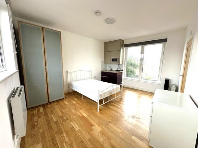 A bright and airy spacious studio in Chiswick