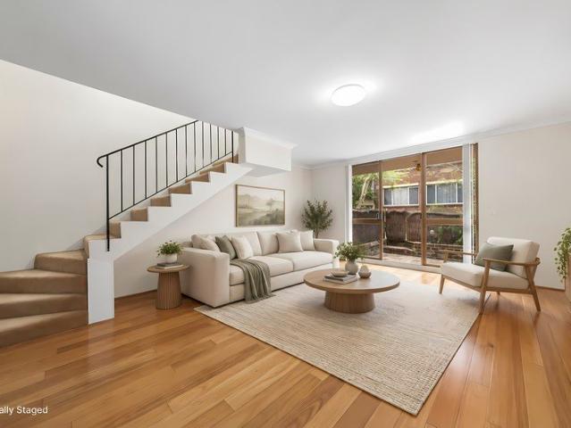 A bright and inviting townhouse with a north facing courtyard