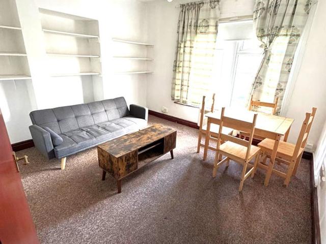 A Bright and Spacious 1 Bedroom Flat Near Turnpike