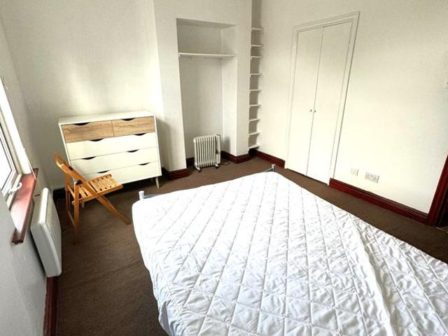 A Bright and Spacious 1 Bedroom Flat Near Turnpike