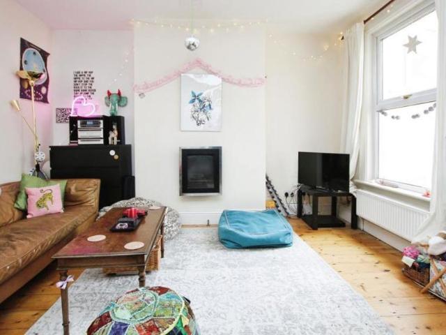 A bright and spacious four double bedroom house situated in the heart of Horfield. Ideal for sharers or a family, offered unfurnished