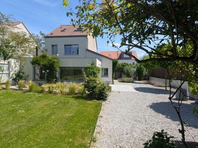 A Bright and Peaceful Family Home in the Marnix area