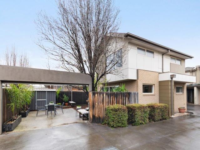 A Bright Beginning with a Versatile Courtyard