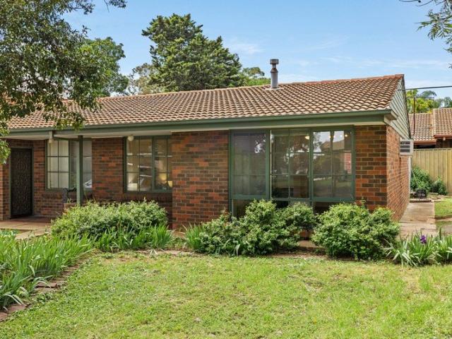 A Bright, Homely Unit With Its Own Courtyard!
