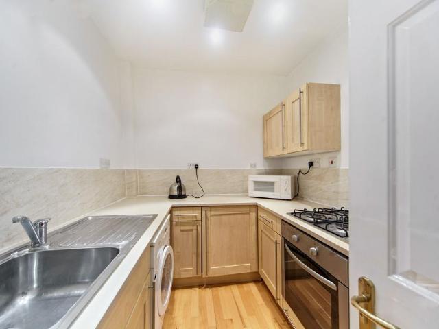 A Brighton Road, Purley, CR8 2 bed apartment to rent £1,550 pcm £358 pw