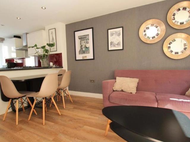 A brilliant two bedroom house with outside space and also a short walk from Gloucester Road and the city centre. Ideal for a couple or sharers