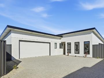 A brilliant new build offering privacy and position