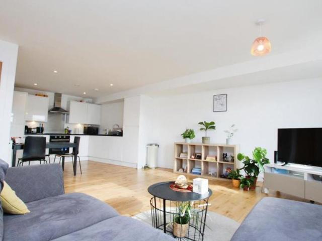 A brilliant property in a convenient location for those looking to be within a short distance of the city centre and the BRI. An allocated parking space is also included