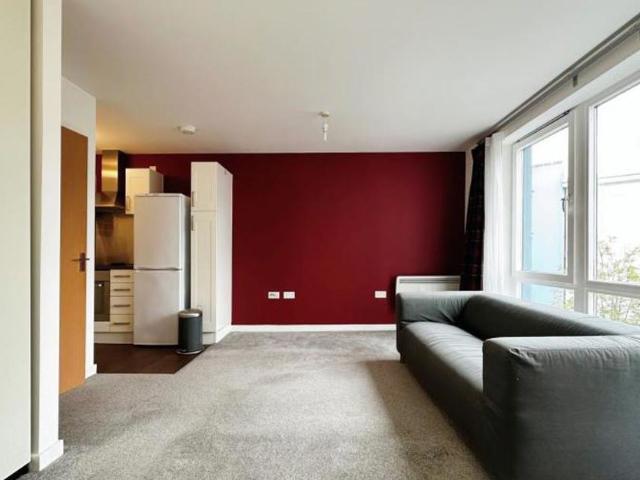 A brilliant studio apartment with an allocated parking space. The tenant will also have use of the gym and communal roof terrace currently closed