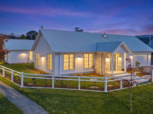 A Calm Expression of Modern Architectural Living