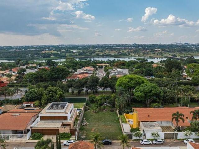 A casa ainda não tem porta, mas já tem uma excelente saída