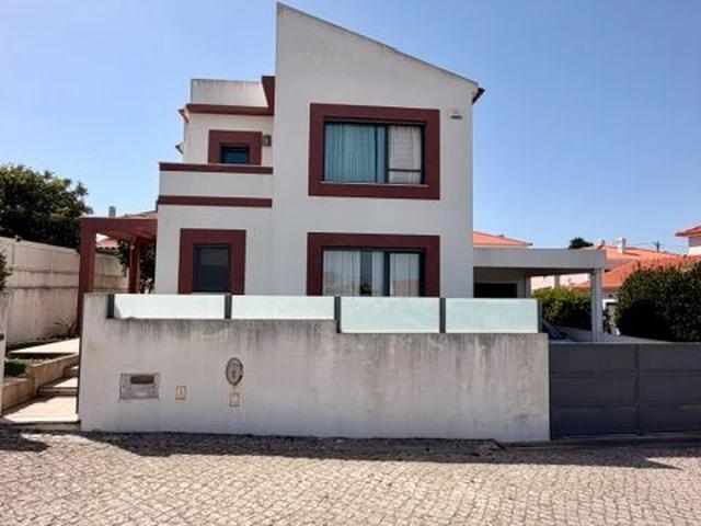 A casa dos seus sonhos, vivenda moderna V4 a 5 min da Praia.