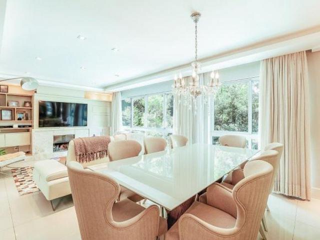 A casa dos sonhos, com 4 dormitorios em condominio fechado!