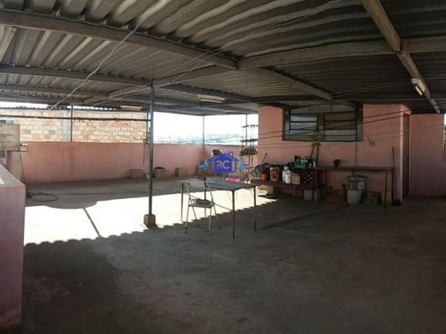 A casa possui 4 quartos, 1 sala, cozinha e copa conjugadas 2 banheiros sociais, varanda na parte da