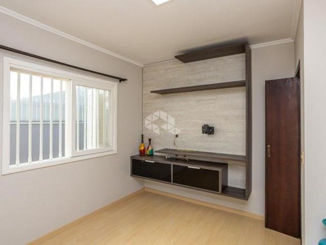 A casa térrea tem uma área de 170,00 m² e possui 4 dormitórios, 4 vagas de garagem churrasqueira, n