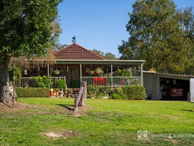 A CAPTIVATING COUNTRY RETREAT WITH VERSATILE LIVING OPTIONS!