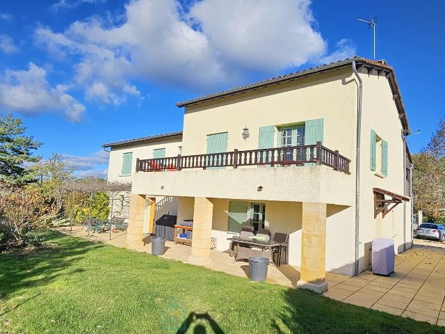 A Cénac et Saint Julien maison de 170 m² avec piscine sur parc arboré de 5 000 m² et vue panoramique sur la vallée