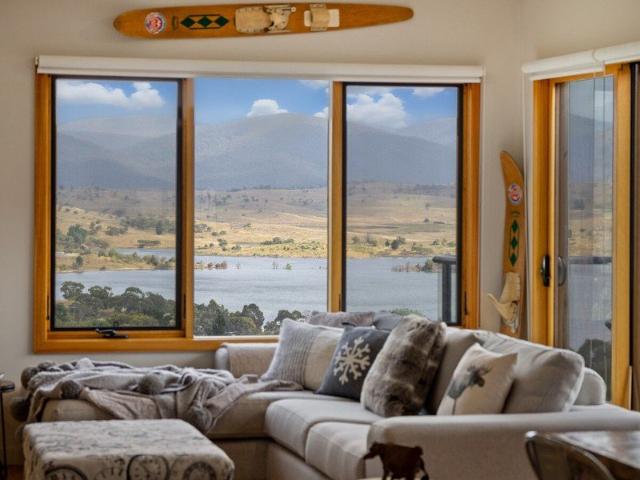 A Chalet Designed to Capture Views in Every Direction