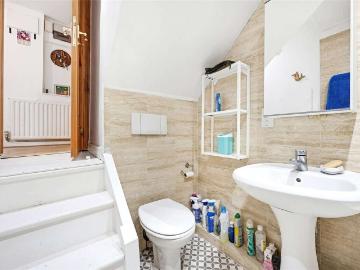 A charming one bedroom apartment with exceptional ceiling height located enviably on the Pimlico grid