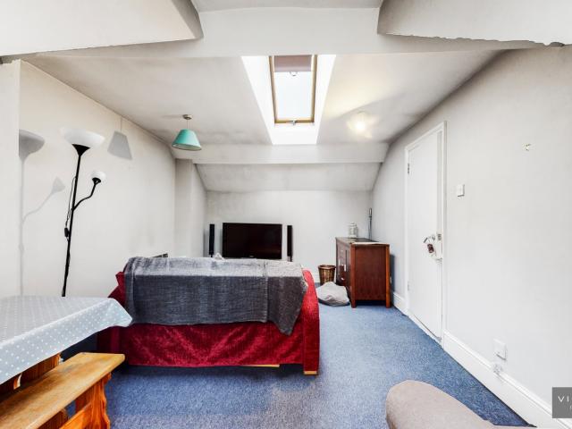 A charming one bedroom top floor apartment