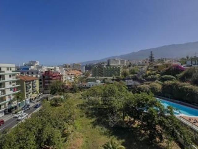 A charming duplex flat in the centre of Puerto de La Cruz is available to rent on a seasonal basis. Shops nearby. Comfortable