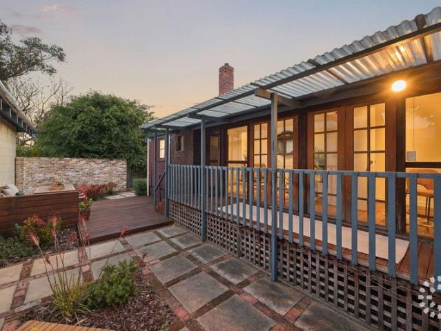 A Charming Garden Retreat in the Heart of Hilton