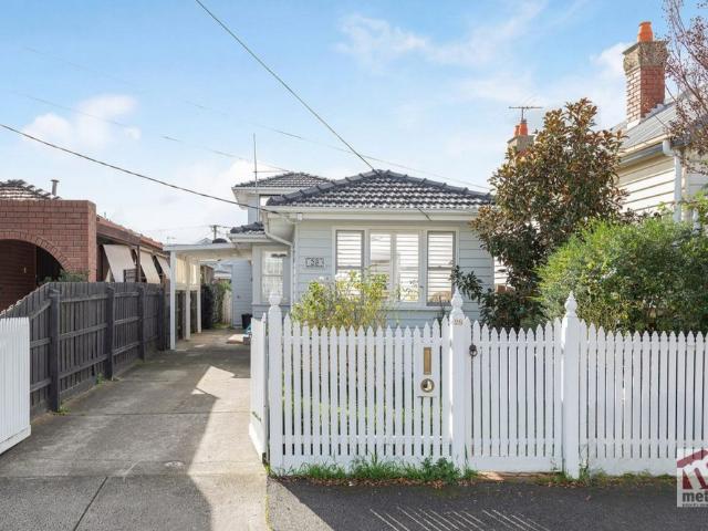 A CHARMING HOME IN A CONNECTED LOCATION!