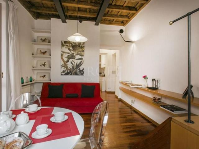 A Charming Penthouse with a Balcony in the Heart of Rome. In Residence with consierge, A/C, WIFI.Rif. #1946