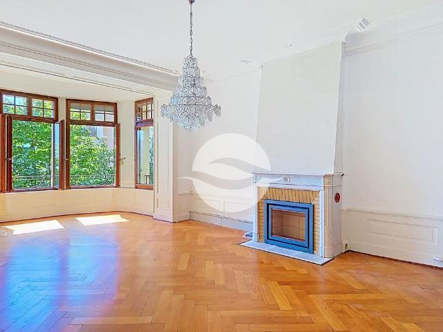 A charming property that combines history with beautiful lake views