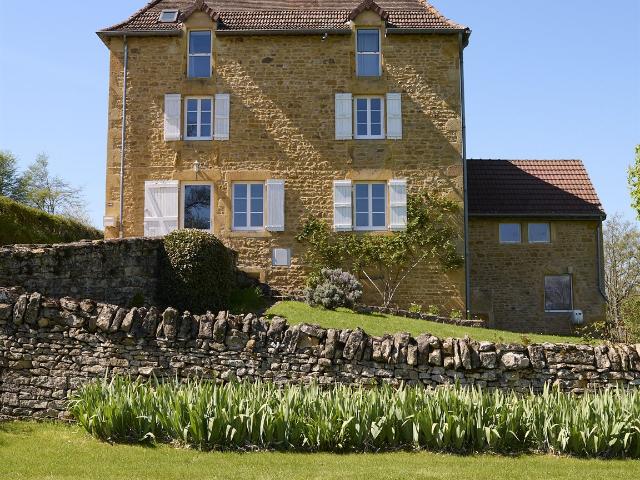 A charming retreat in the heart of timeless countryside 212m² La Clayette